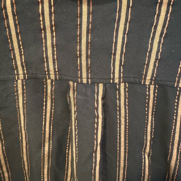 Bella Dahl Metallic Stripe Roll-Tab Tie-Front Shirt Navy
Blue/Rose Gold XS - Picture 8 of 8